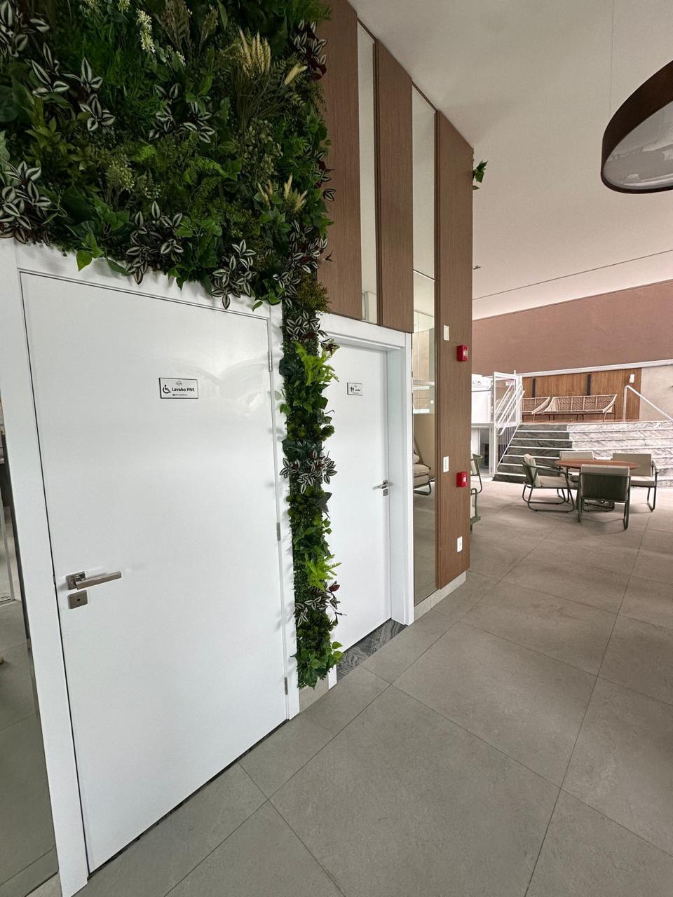 Entrada com jardim vertical