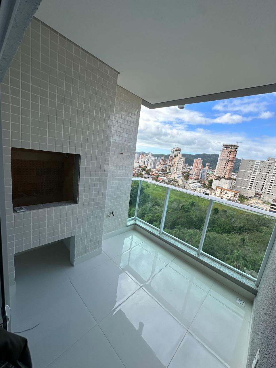 Sacada com churrasqueira do apartamento 1004