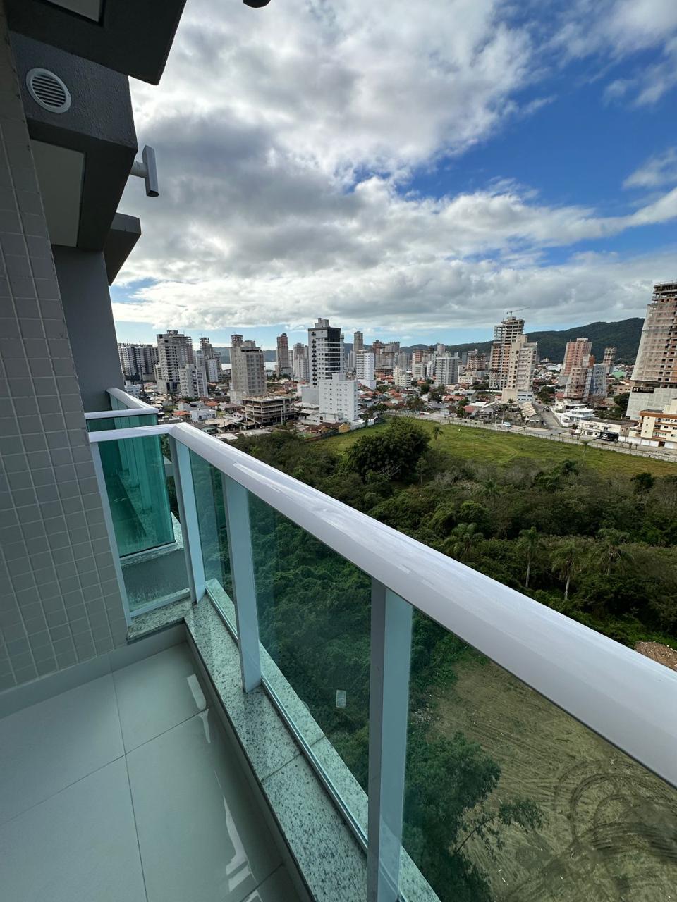 Vista da sacada do apartamento 1004 sobre a mata e o skyline de Porto Belo